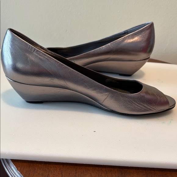Alfani  Step n flex women’s shoes
Pep-toe  2”wedge heel metallic, pewter padded - Picture 4 of 13